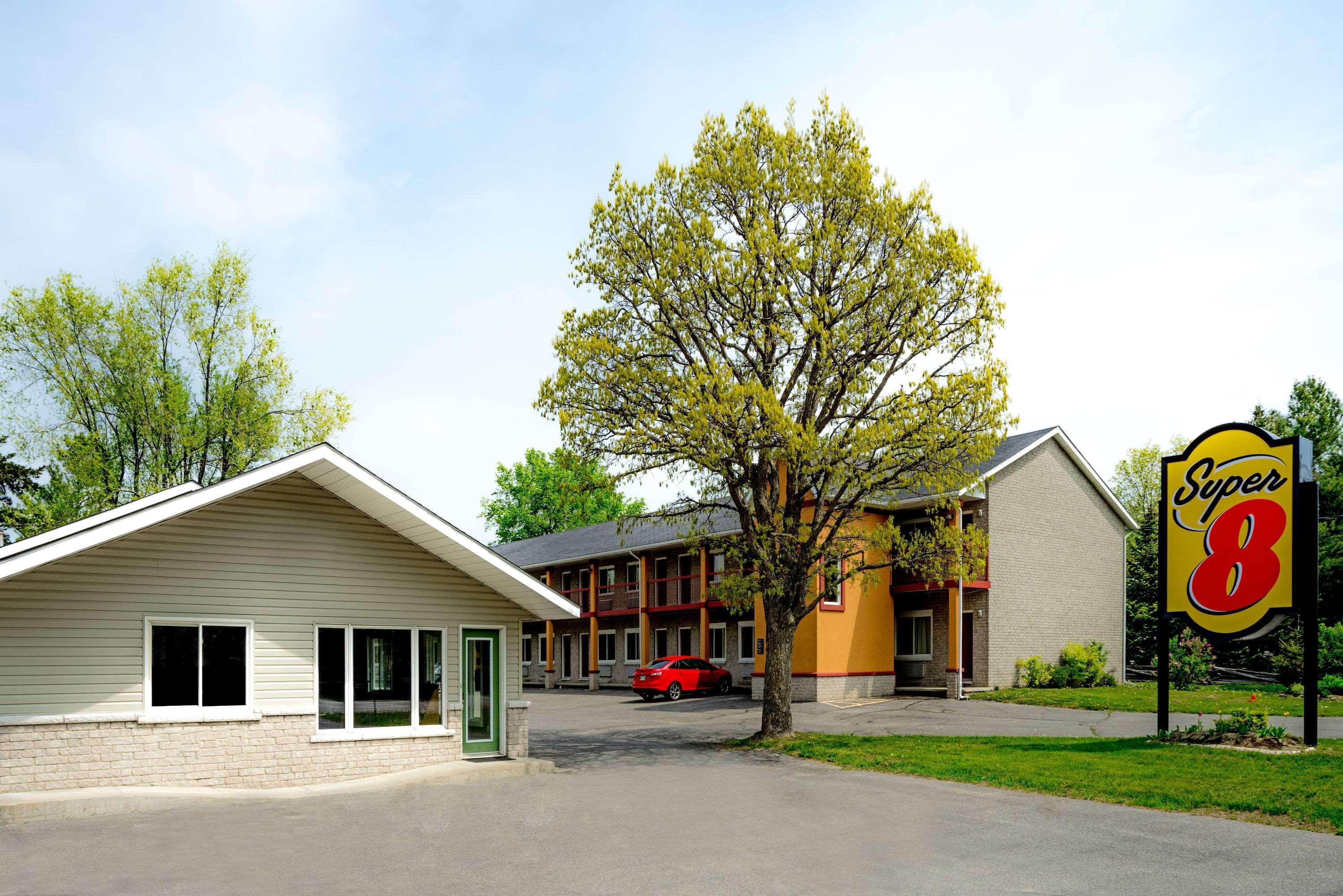 Super 8 By Wyndham Kingston Hotel Exterior photo